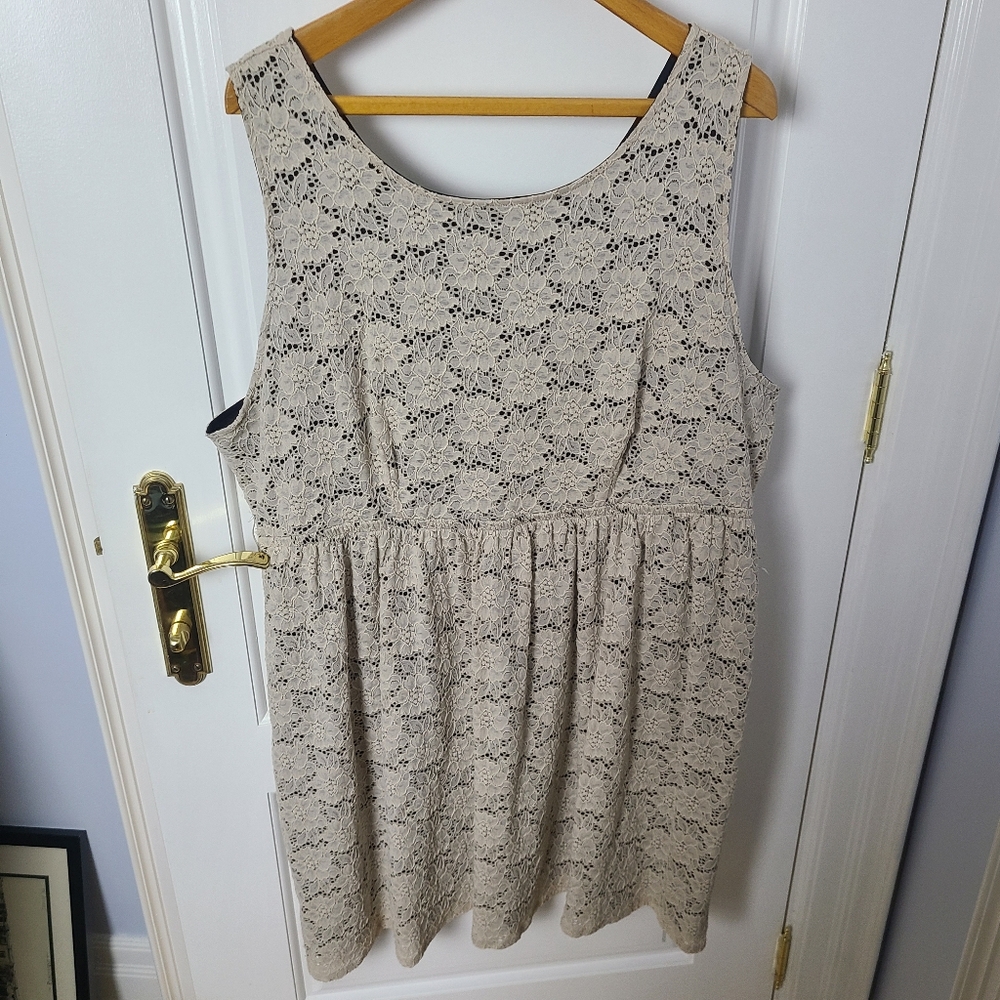 Torrid Cream Lace Lined Sleeveless Midi Dress w Keyhole back and Button Size 3